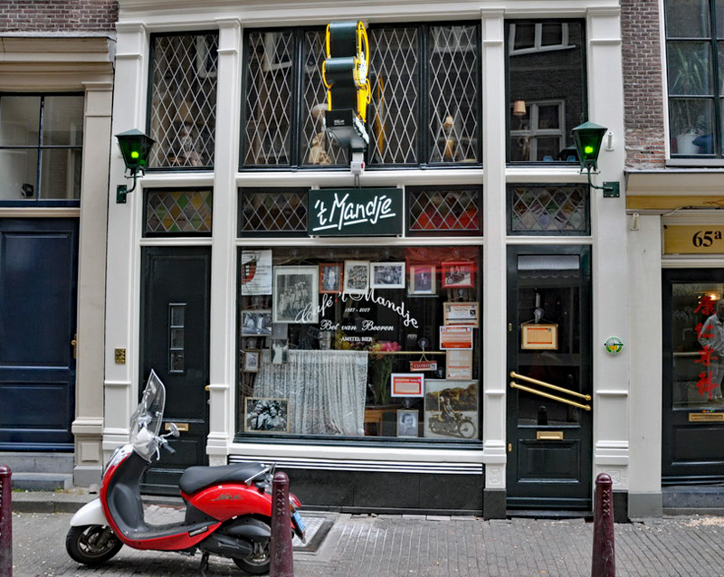 Café 't Mandje at Zeedijk