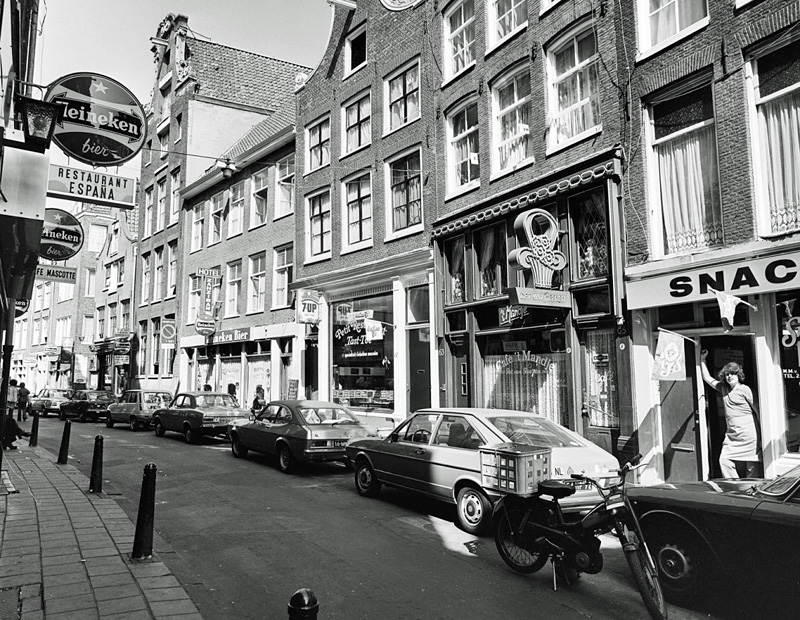 De Zeedijk with café 't Mandje in 1976